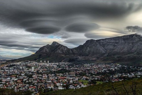 Nubi lenticolari come fossero UFO a Cape Town