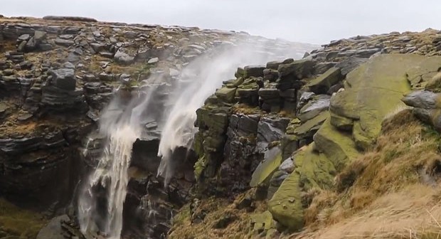 Inghilterra: una cascata scorre al contrario a causa del vento