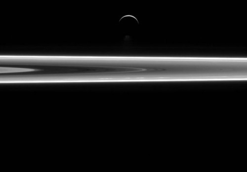 Encelado e gli anelli di Saturno insieme in una foto