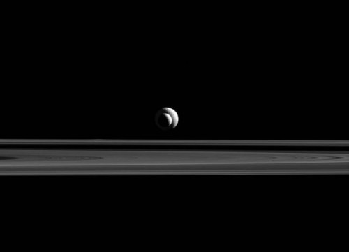 Encelado e Teti nella foto di Cassini, la spettacolare congiunzione