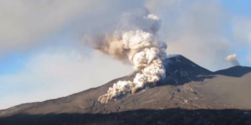 Etna in eruzione, spettacolare colata piroclastica dal pit crater, il nuovo cratere