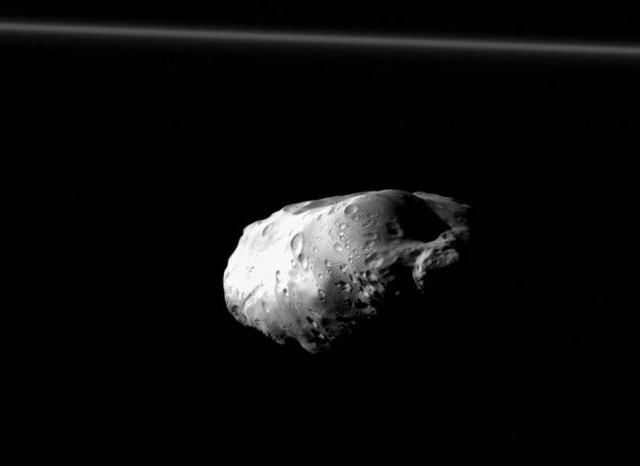 Cassini, la foto di Prometeo: la piccola luna di Saturno