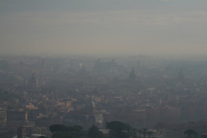 Inquinamento e polveri sottili, lo smog rende l’aria irrespirabile e nauseabonda in molte zone