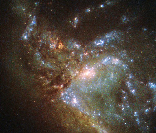 Fusione tra due galassie fotografata dal telescopio Hubble