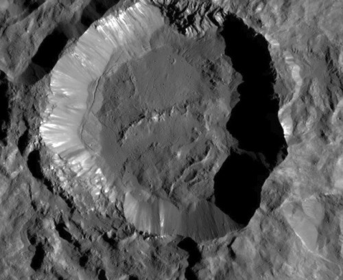 Spazio, la foto in dettaglio del cratere di Cerere
