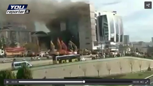 Istanbul, incendio in un albergo in costruzione, il video