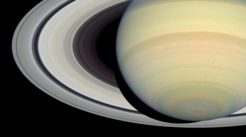 Spazio: Cassini si prepara a tuffarsi tra gli anelli interni di Saturno