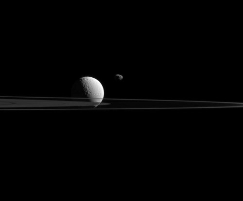 Saturno: nuova immagine di Cassini con Teti e Giano