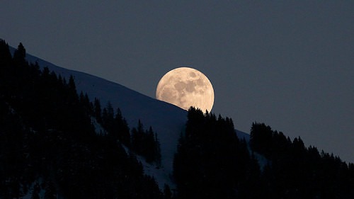 Luna piena, come influenza l’atmosfera terrestre
