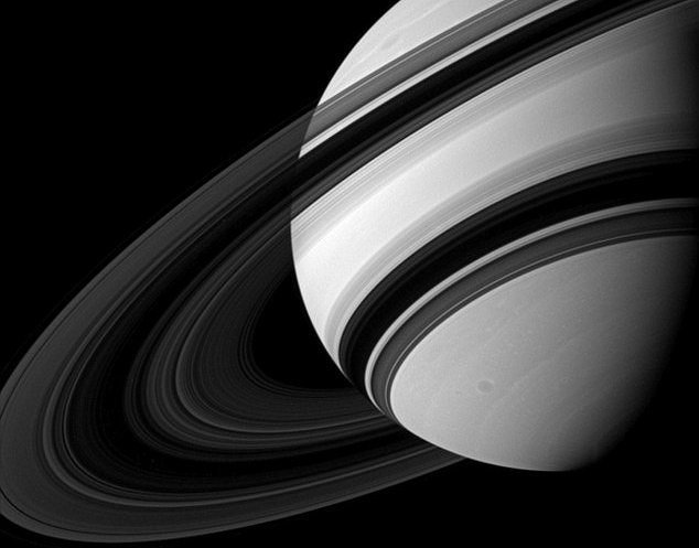 Saturno, spuntano delle aree opache negli anelli