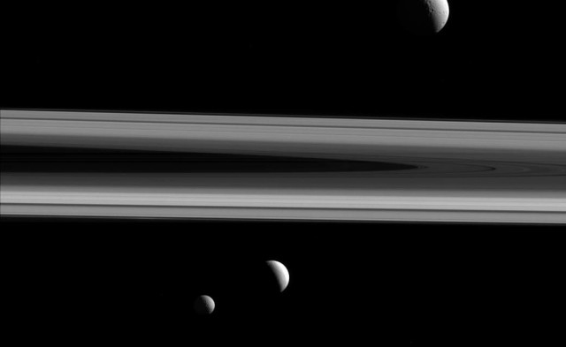 Saturno: Encelado, Teti e Mimas nella foto di Cassini