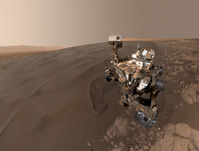 Marte: il selfie di Curiosity nella sabbia delle dune marziane