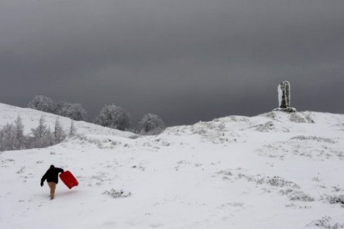 Meteo, tanta neve sulle montagne dell’Algeria, sui Balcani sfiorati i 30 gradi