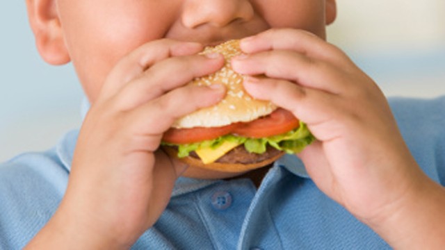 Record di obesità tra i bambini italiani: zuccheri e tv tra le cause