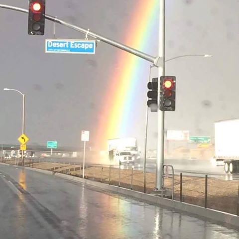 L’inizio di un arcobaleno catturato in California