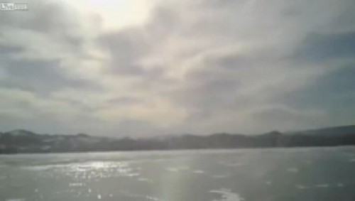 Auto sprofonda nel lago Baikal ghiacciato, figlio salva i genitori