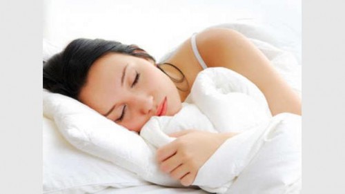 Dormire male fa invecchiare il cervello, l’allarme degli esperti