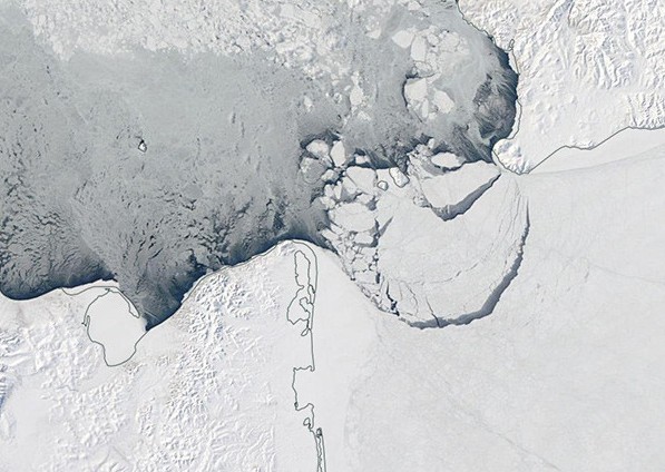 Iceberg dalle enormi dimensioni si stacca dalla calotta artica