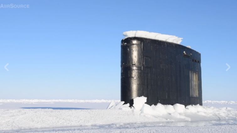 Sottomarino nucleare emerge tra i ghiacci del Circolo Polare Artico