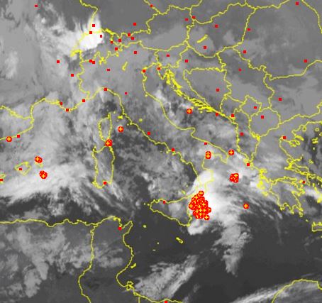 Tempesta di fulmini davanti alla Sicilia ionica, nelle prossime ore nubifragi in arrivo tra Calabria e Basilicata