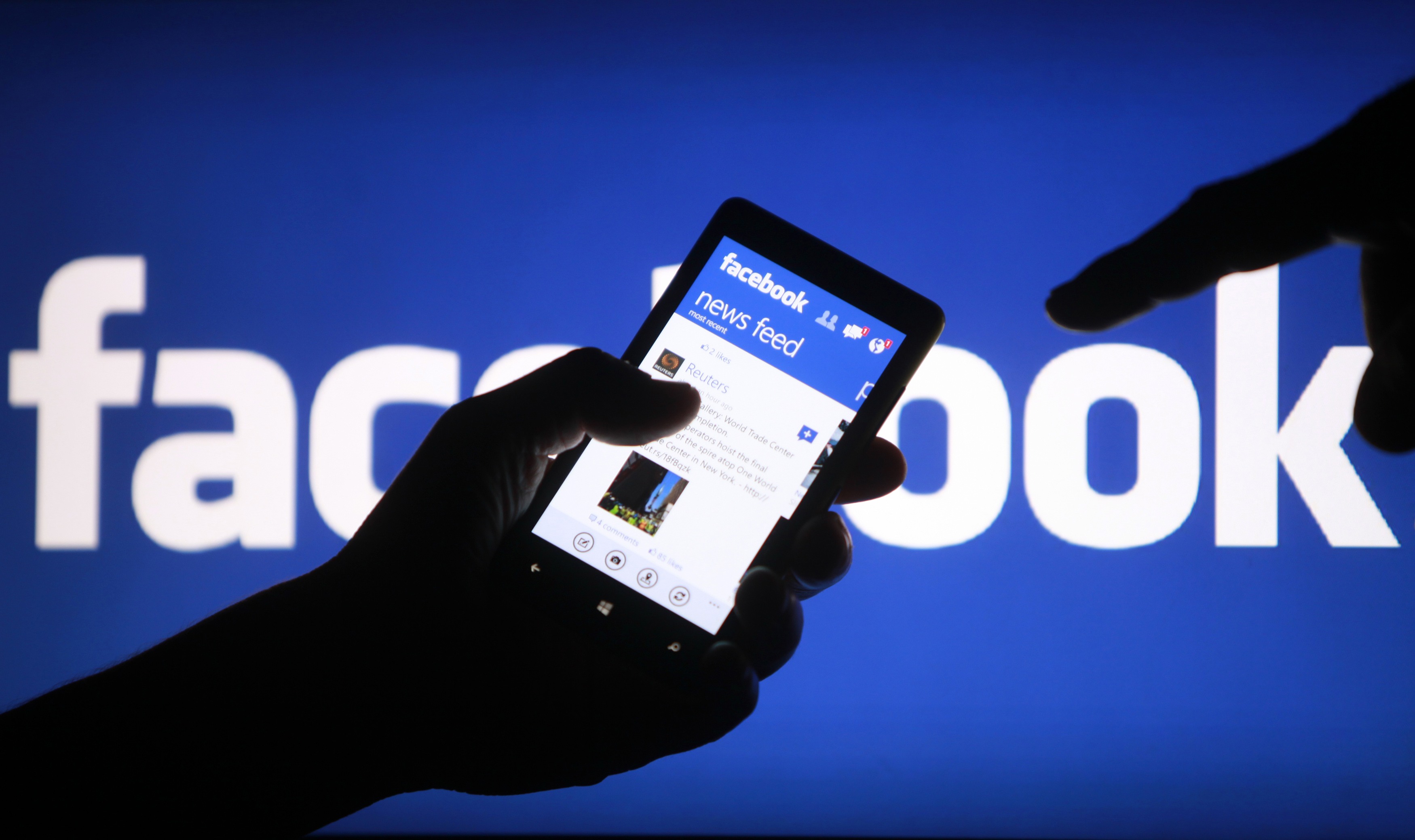 Facebook, aggiornamenti 2016: novità funzione auto tag nei video, info e news