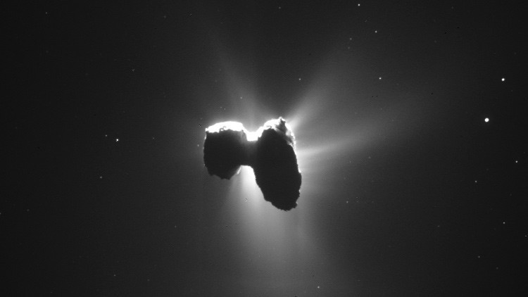 Spazio: la sonda Rosetta cattura una cometa illuminata dal Sole