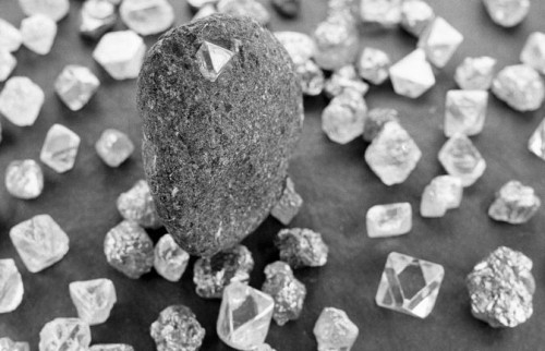 Nuova varietà di diamanti scoperta nella lava del vulcano Tolbachik