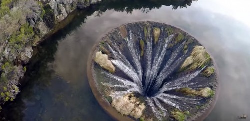 Portogallo: l’enorme buco nel lago, il video dal drone