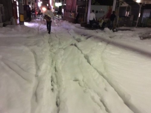 Terremoto Giappone, schiuma misteriosa invade le strade di Fukuoka