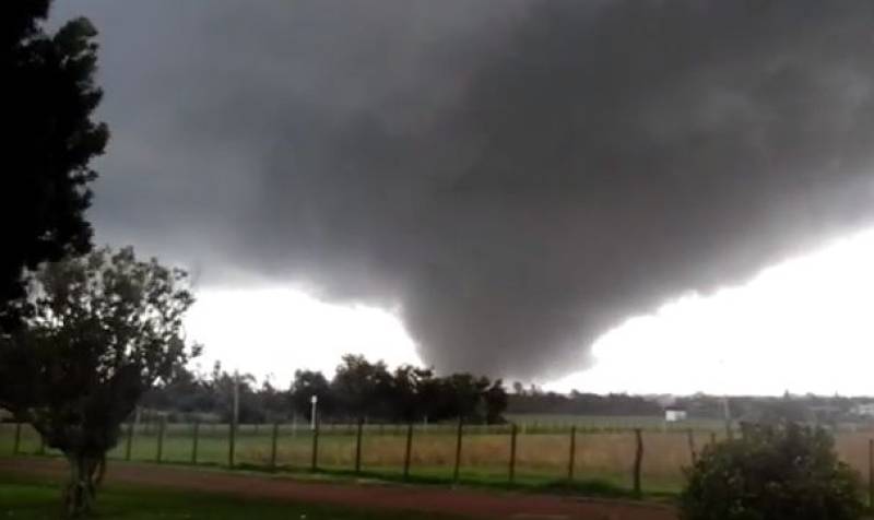 Tornado anomalo in Uruguay, devastata la città di Dolores
