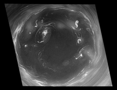 Saturno: catturata una mostruosa tempesta al Polo Sud