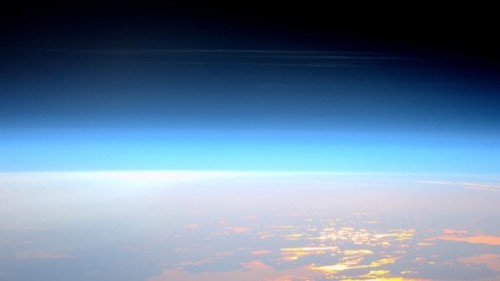 Nubi nottilucenti: la suggestiva immagine dell’ISS
