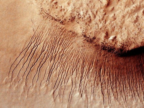 Marte: migliaia di tracce d’acqua nei canyon, l’incredibile scoperta