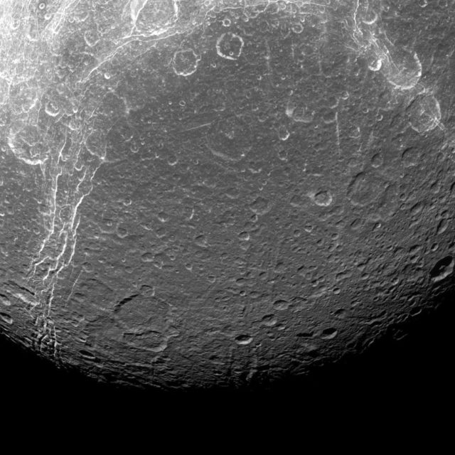 Dione: la foto ravvicinata della piccola luna di Saturno