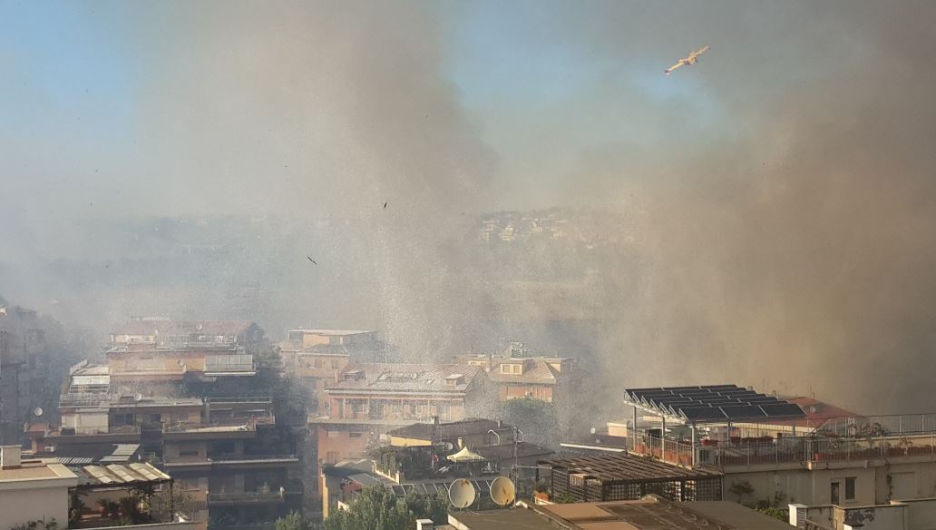 Incendio Roma oggi 23 Agosto, fiamme a ridosso delle abitazioni, sembra una zona di guerra, il video
