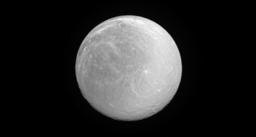 Rea, la ‘brillante’ luna di Saturno nello scatto di Cassini