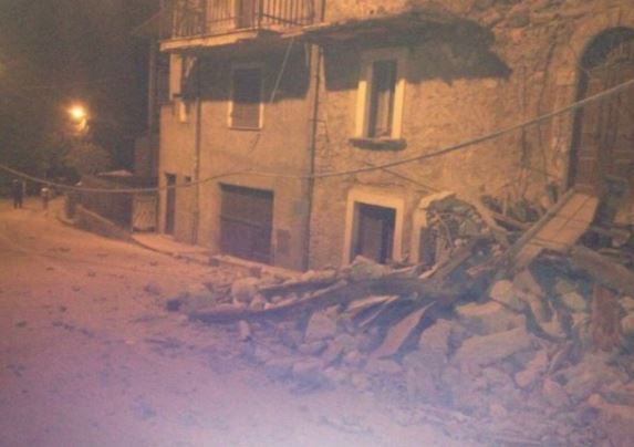 Terremoto Lazio Marche, sindaco di Amatrice in lacrime: fate presto, metà paese non c’è più