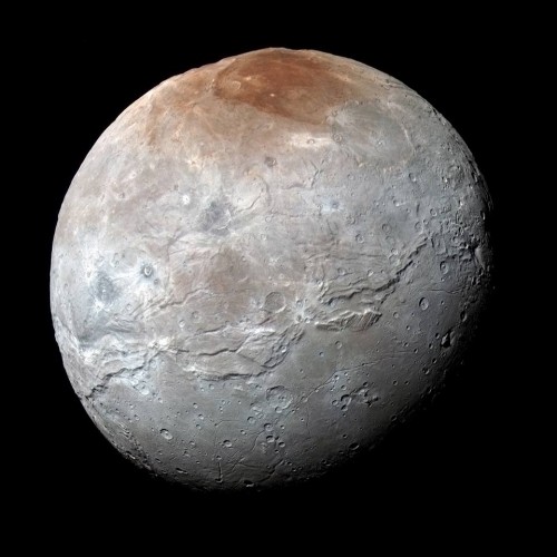 Caronte colorato di rosso da Plutone: la scoperta della NASA