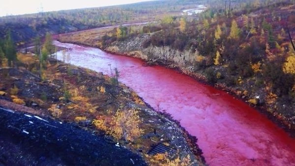 Russia: il fiume si colora di rosso, nessuna spiegazione ufficiale