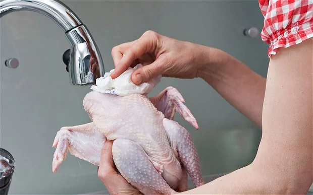 Salute: lavare il pollo crudo può essere dannoso alla salute