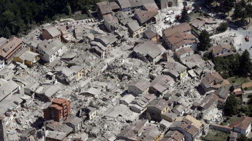 Terremoto Centro Italia: ad Amatrice crolla il palazzo rosso