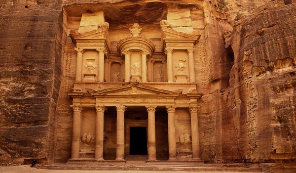 Petra, la clamorosa scoperta: una piscina nel cuore della città