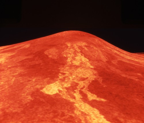 Spazio, un mostruoso vulcano attivo su Venere