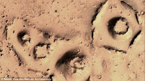 Marte, le curiose formazioni di Elysium Planitia