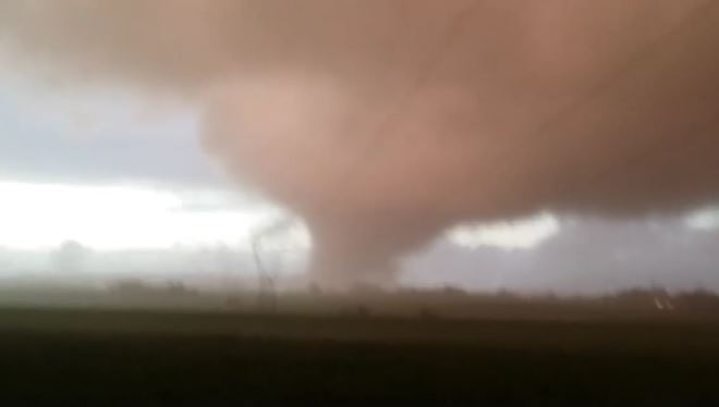 Tornado Cesano/Bracciano: enorme vortice avvistato poco fa