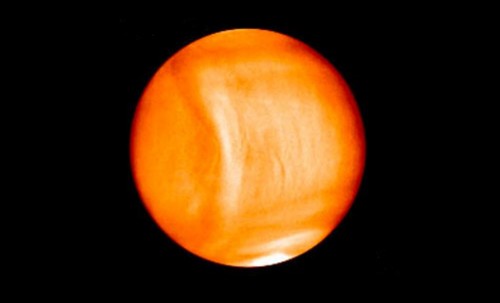 Venere: una strana ‘linea ad arco’ avvistata agli infrarossi