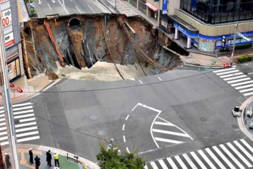 Giappone: gigantesca voragine inghiotte una strada a Fukuoka