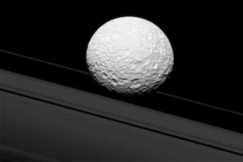 Mimas, la luna di Saturno vista da vicino grazie a Cassini