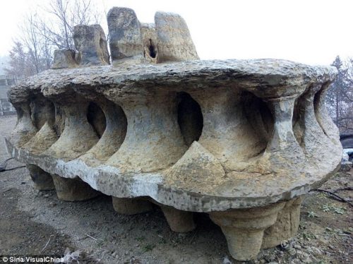 Cina, una strana roccia scoperta nella contea di Baokang