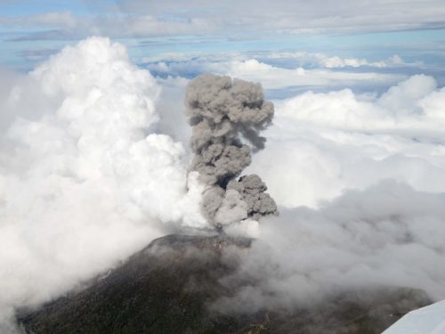 Meteora avvistata sopra un vulcano in eruzione: il video